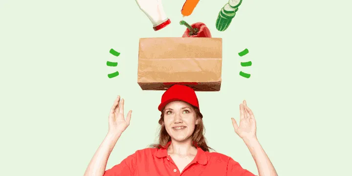 Mujer sonriente con gorra roja sostiene una bolsa de papel donde caen alimentos