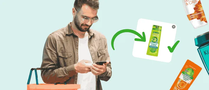 Mężczyzna z koszykiem patrzy w telefon ze zdjęciem konkretnego szamponu