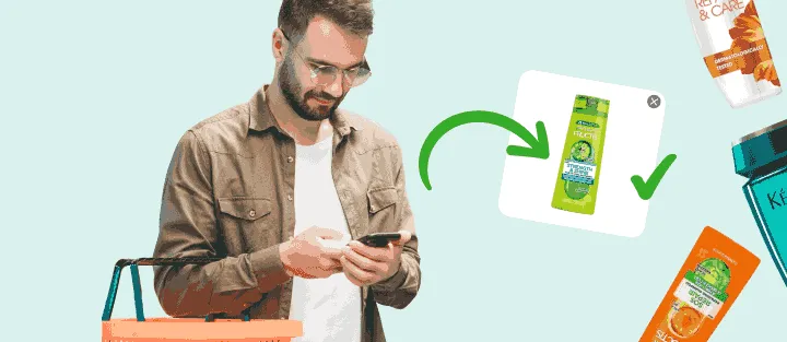 Homem com uma cesta olha o celular, que mostra a foto do shampoo exato