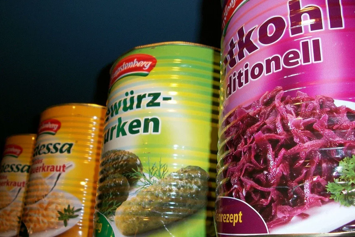 Puszki z czerwoną kapustą, ogórkami i kiszoną kapustą z kolorowymi etykietami