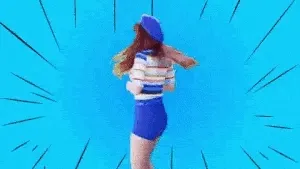 Femme en béret et short bleu qui danse sur un fond bleu à traits