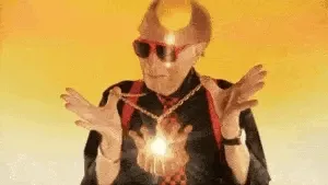 Homme aux lunettes de soleil rouges, les mains levées autour d’une lueur