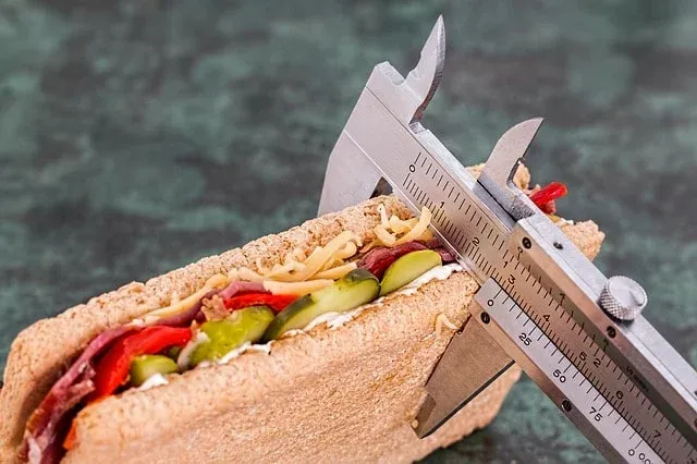 Sandwich garni de légumes mesuré avec un pied à coulisse